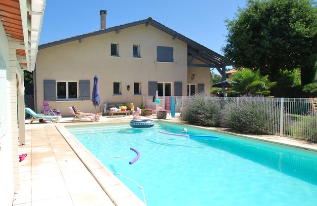 Large modern Villa 200m2 12 people swimming pool between Bordeaux, Ocean and Médoc