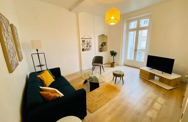 Large Newly renovated apartment in downtown Laval