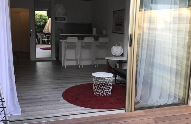 LARGE ONE-MINUTE STUDIO ON THE BEACH