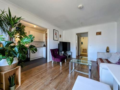 Large, plant filled flat with balcony