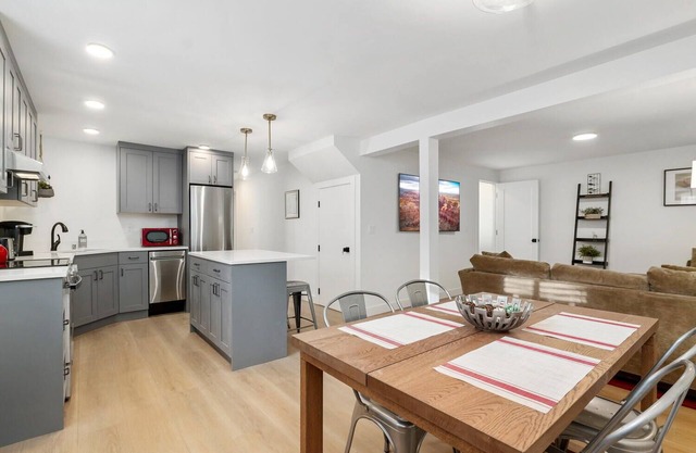 Large Private Apartment. One block to Burke Gilman & Bus. .5M to Children's