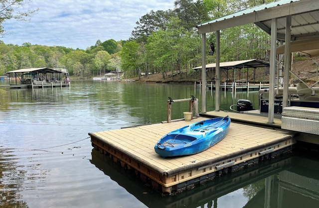 Large Private Lake Front home on level lot, kayaks, fire pit FREE firewood!