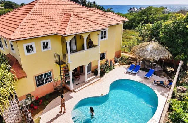 LARGE Private Pool - 1 minute walk to beach AC in ALL bedrooms !