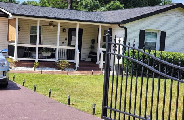 Large Ranch home w/2 beds/2 living/2bath near Braves Stadium