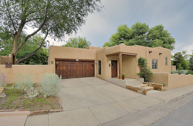 Large Remodeled Home in Historic District, HOT TUB, 10 minute walk to Plaza!