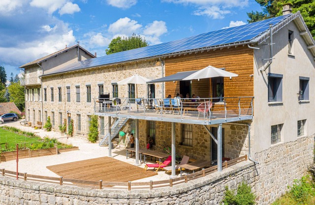 Large renovated house, billiards, foosball, river view, terrace, various activities