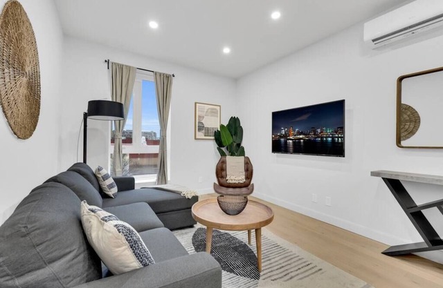 Large renovated 1 bedroom, king bed, sleep 4