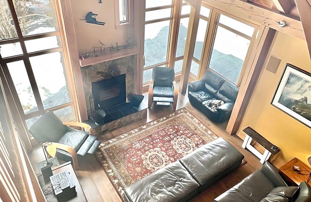 Large Ski-In/Ski-Out Timber Frame House, Open Concept, Hot Tub