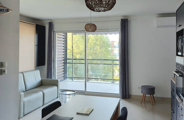 Large Studio in quiet residence 300m from the beach