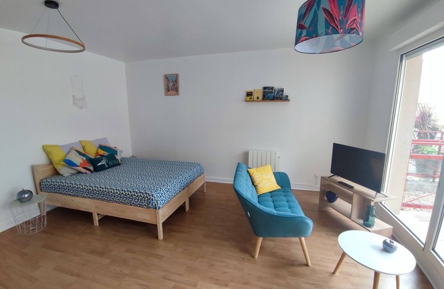 Large Studio in quiet inner-city location