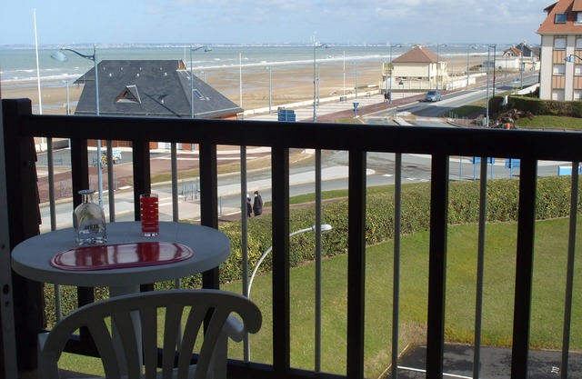 Large studio with sea view, loggia. Very close to the beach lifeguard.