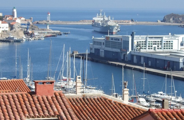 Large studio with terrace, sea view, all comforts, near Collioure, private parking