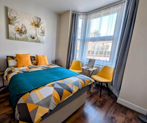 Large Studio with Private Kitchen and Bathroom
