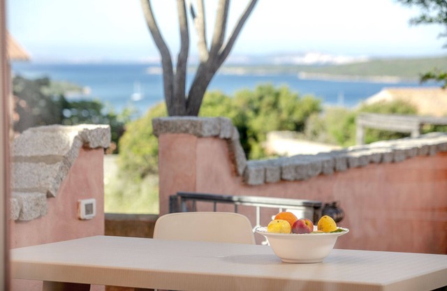 Large three-room apartment with private garden, Sea View overlooking the pool