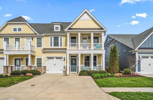 Large Townhome in Amenity Filled Bayside Community
