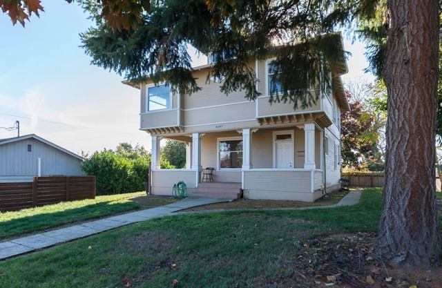 Large unit in Charming Victorian Home on Beacon Hill Seattle !