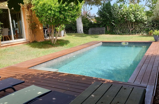 Large villa south of France with swimming pool close to the sea