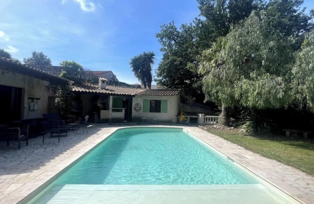 Large villa with swimming pool - quiet - close to the sea - superbly equipped - 8 people