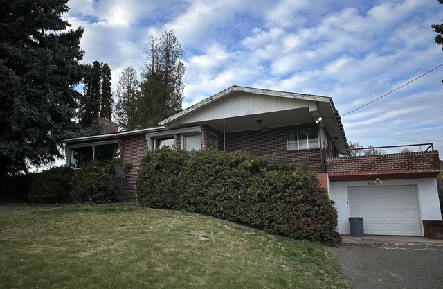 Large walk in lower unit in 1950 home nice neighborhood