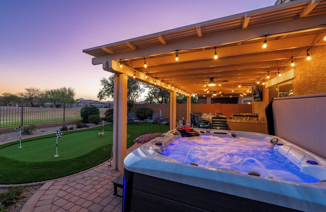 Las Polinas Golf Course! Putting Green, Hot Tub, Outdoor Kitchen & TV!
