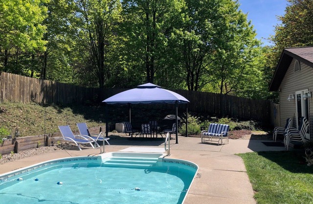 LAST MINUTE DEALS PRIVATE HEATED POOL short walk or drive Brucker beach.