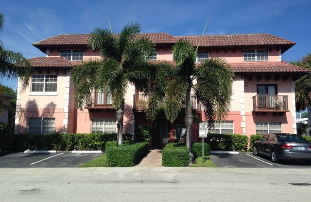Lauderdale By The Sea Condo Townhouse Three Blocks From The Beach.