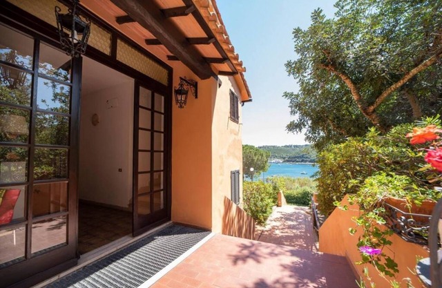Laura apartment - a few minutes drive from Porto Azzurro and Capoliveri