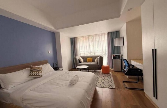Laurell Hills suites #1