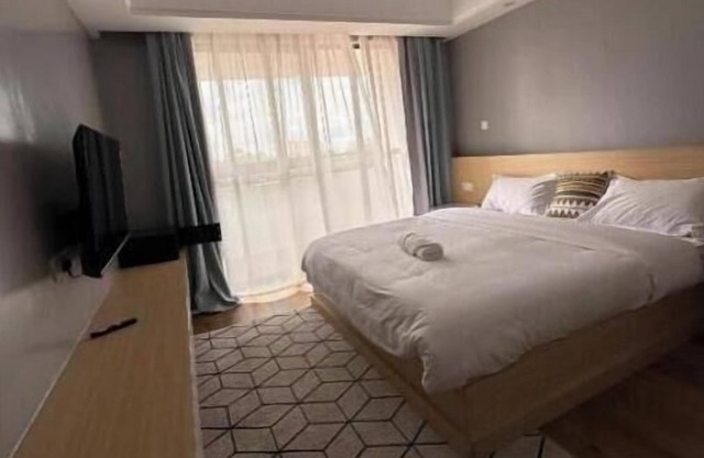 Laurell Hills suites #8