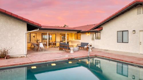 Lava Rocks by AvantStay Gorgeous Desert Haven w Pool Hot Tub Fire Pit Ping Pong