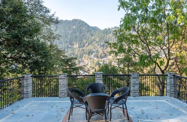 Lavender, Boutique family room near Naini Lake by Roamhome