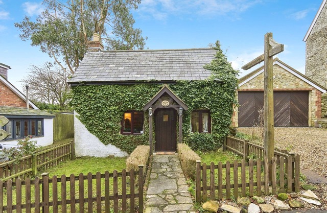 Lavender Cottage - a cottage that sleeps 5 guests in 3 bedrooms