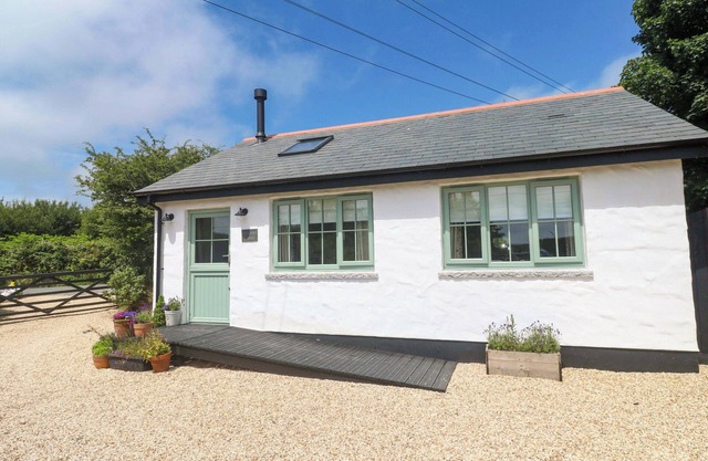LAVENDER COTTAGE, pet friendly, character holiday cottage in Helston