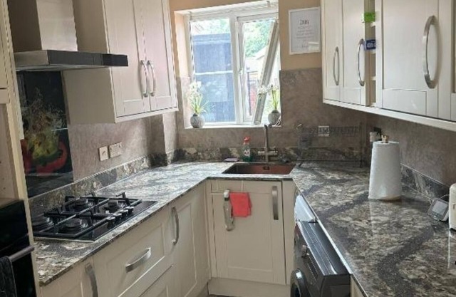 Lavish 3 story house: Single Room with Shared Bathroom