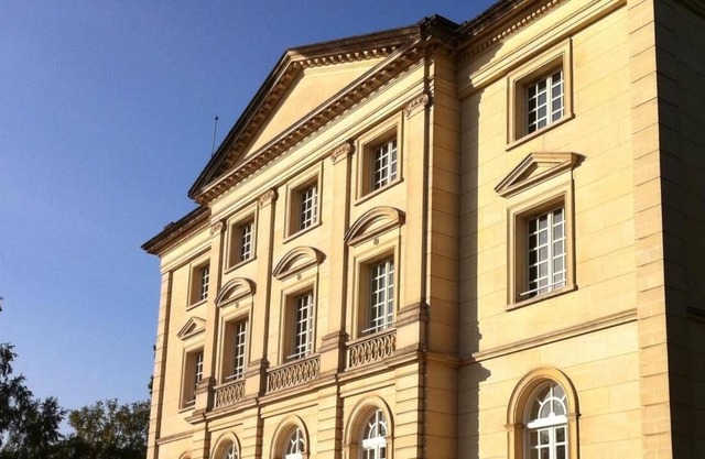 Lavish castle (900 sq.m), edge of forest, 15 min from Paris. Lounge, 7 bedrooms