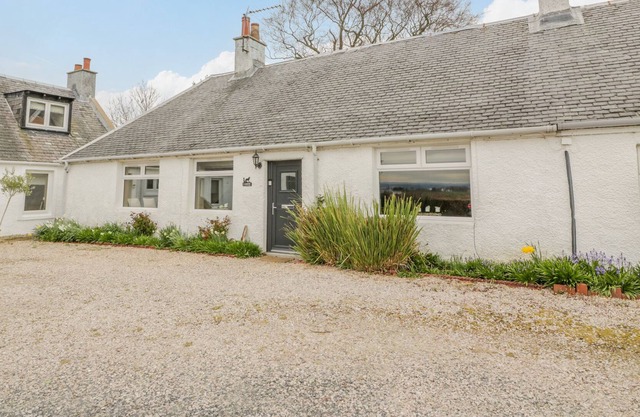 LAWHILL COTTAGE, pet friendly, character holiday cottage in Troon