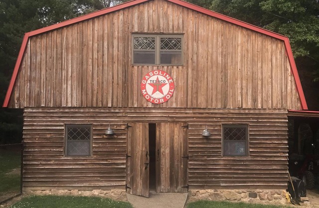 Lazy Hog Inn