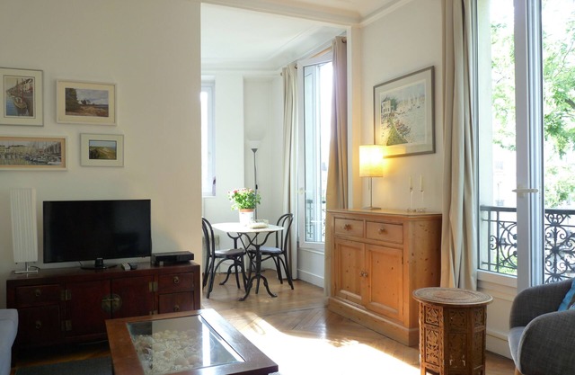 Le Alesia : Classic French Apartment in Historic Montparnasse Area