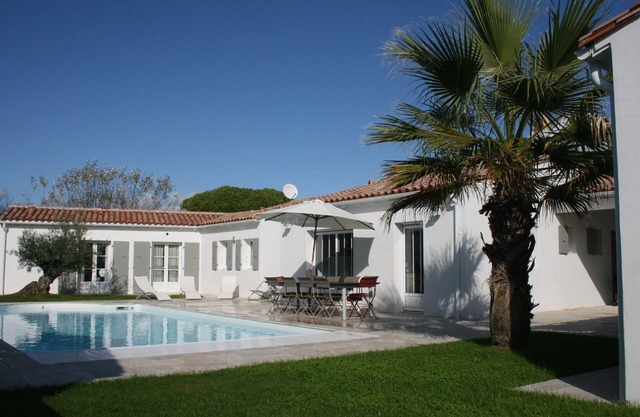 LE BOIS PLAGE peaceful heated pool, close to the beach and the town