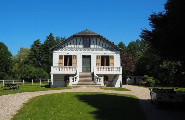 Le Chalet du Pêcheur, a large cottage between sea and water