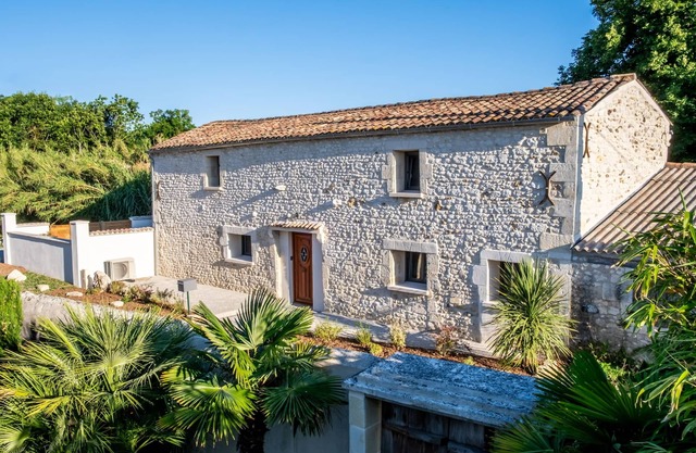 Le Clos de la Grange air-conditioned renovated building near beaches