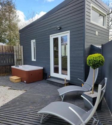 le cocon d'amour " tiny-house avec jaccuzi privé "