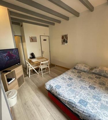 Le cosy- calme, idéale couple, business, longs séjours(WIFI, Netflix, stationnement public gratuit)