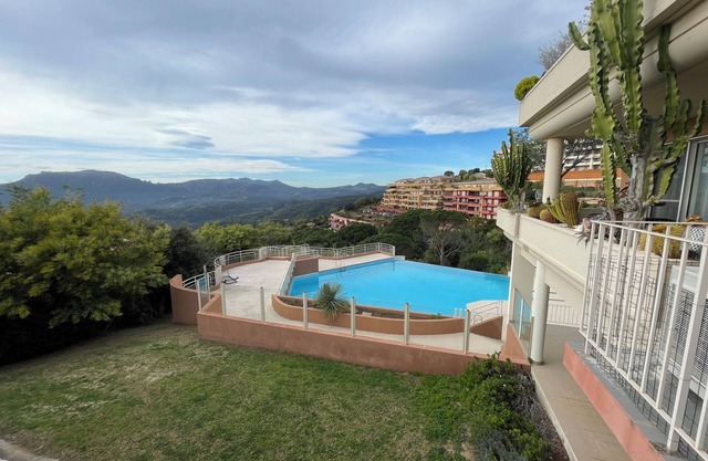 Le Grand Duc. Well appointed apartment with great view and superb terrace.