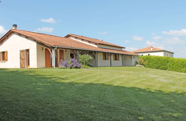 Le Lavoir - sleeps 6 guests in 3 bedrooms