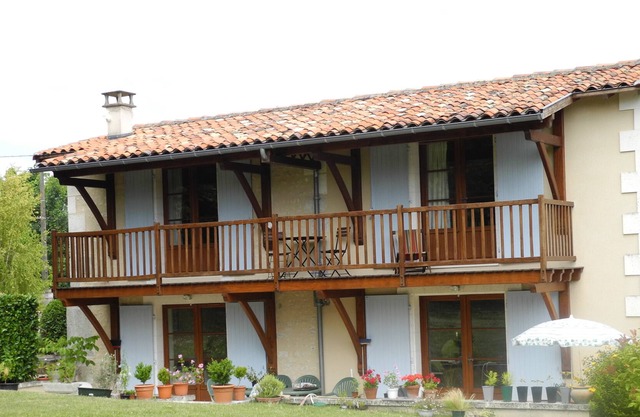 Le Nid, two bedroom bijoux property, Montboyer, pool, sleeps 4