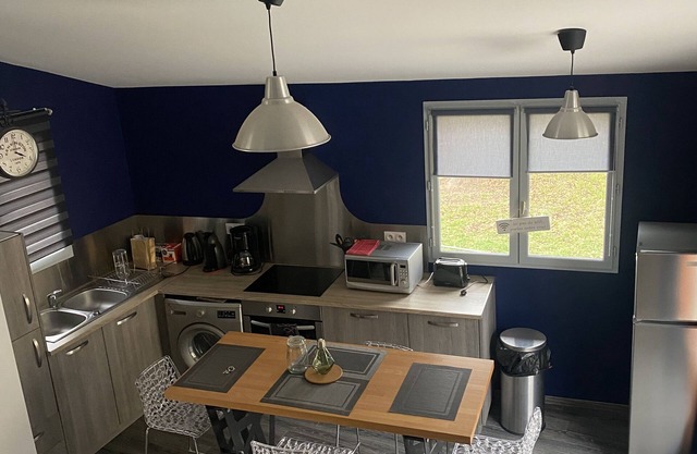 Le Petit Donjon, Charmante Petite Maison a 1 km de Lautoroute A75