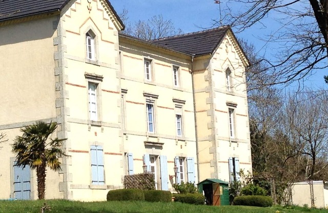 Le Petit Chateau with communal swimming pool