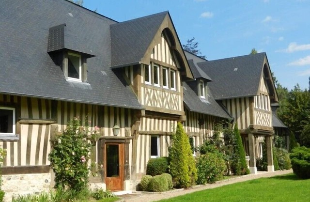 LE PRESSOIR DES HERBES 17th-century building 5 km Deauville and Trouville