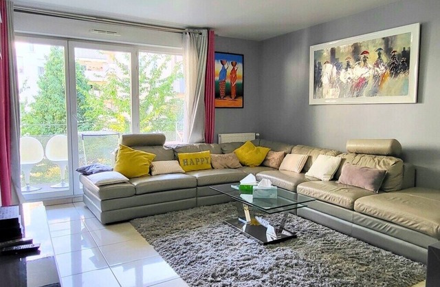 Le Riad, spacious apartment in Bobigny
